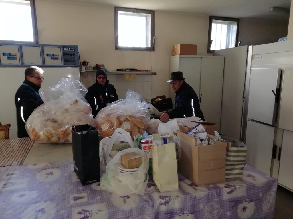 Preparazione sacchetti del banco alimentari